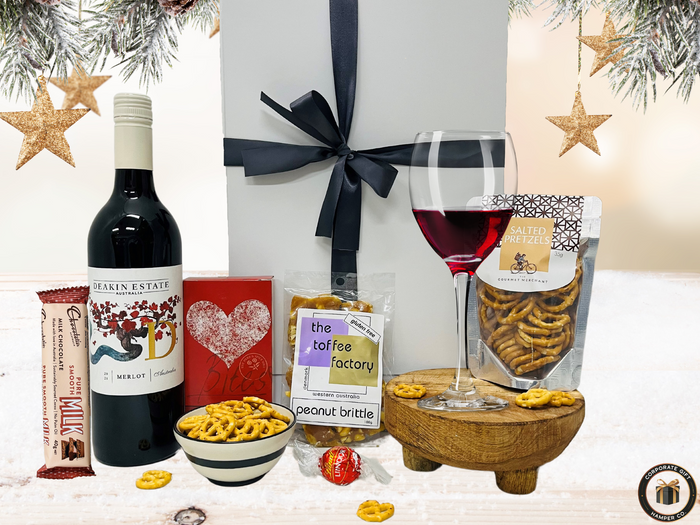 Holly Jolly Wine & Nibbles Hamper
