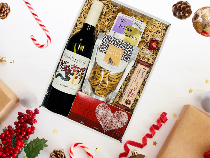 Holly Jolly Wine & Nibbles Hamper